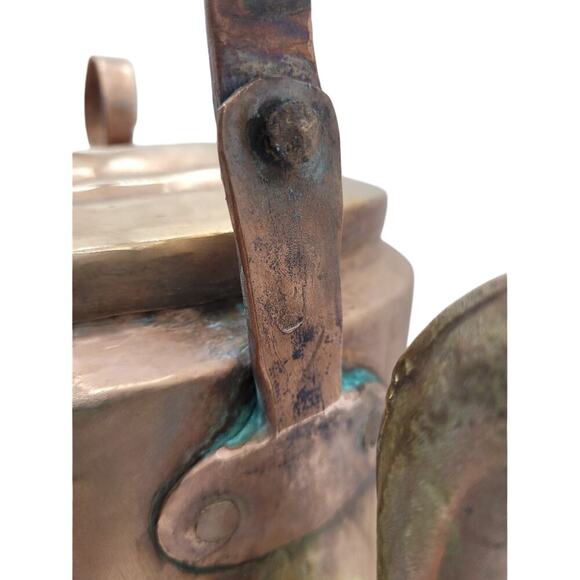 1700s Antique Copper Kettle with Bronze Closure Handle and Dovetails - Picture 6 of 10